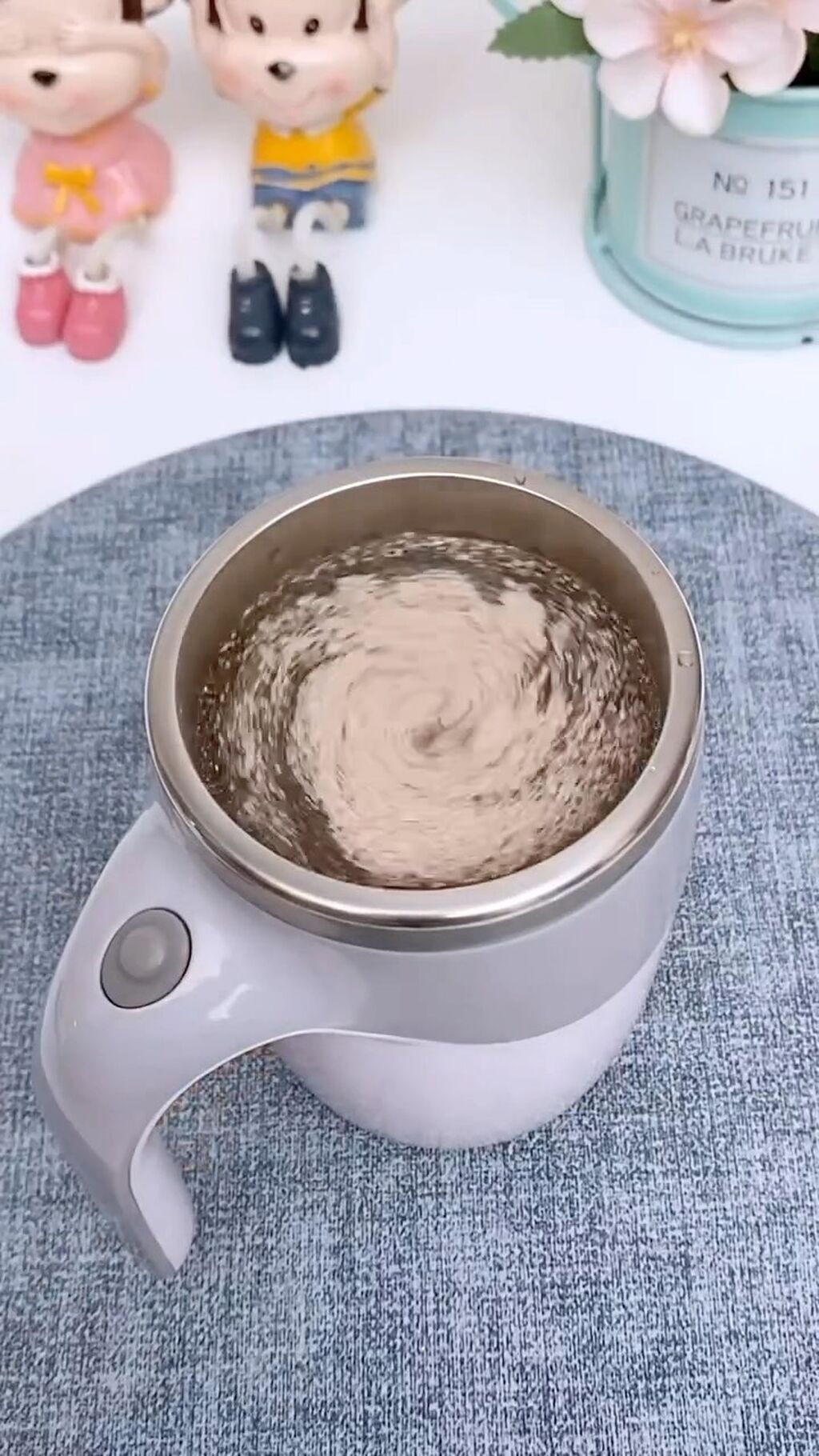 AUTOMATIC MIXING CUP