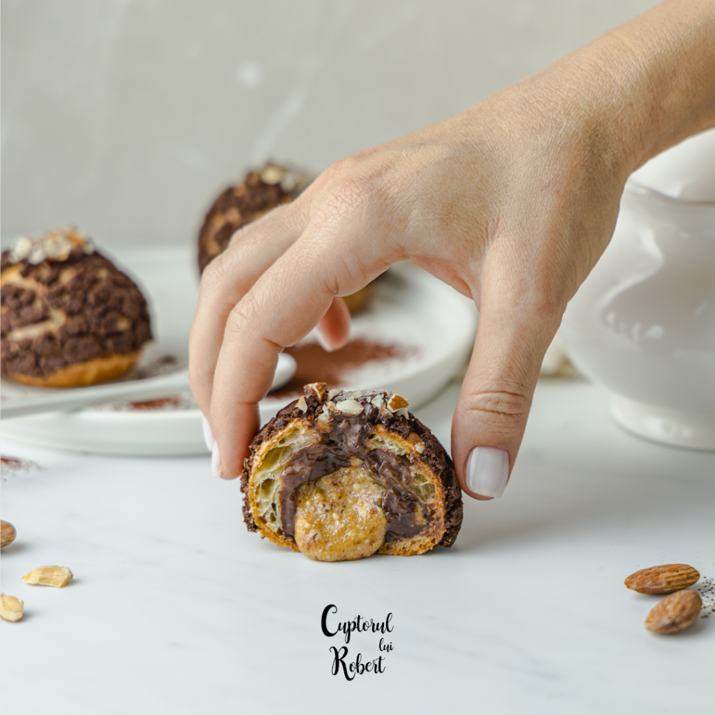 Choux cu ciocolată și insert de pralină