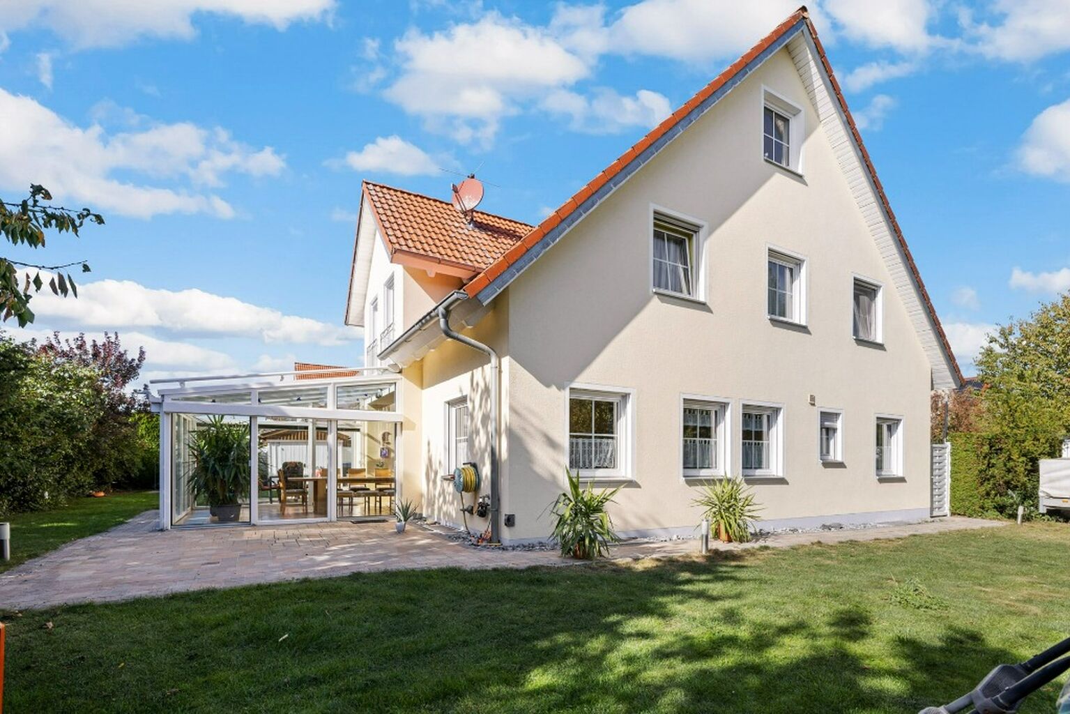 ZU VERKAUFEN: GEPFLEGTES EINFAMILIENHAUS MIT DOPPELGARAGE IN RUHIGER WOHNLAGE VON OETTINGEN