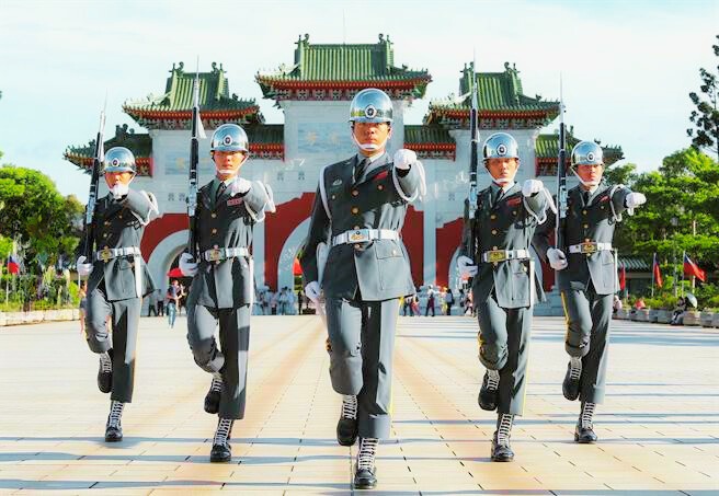 Taipei Essence: Historic Temples, Iconic Museums & Night Market Adventures