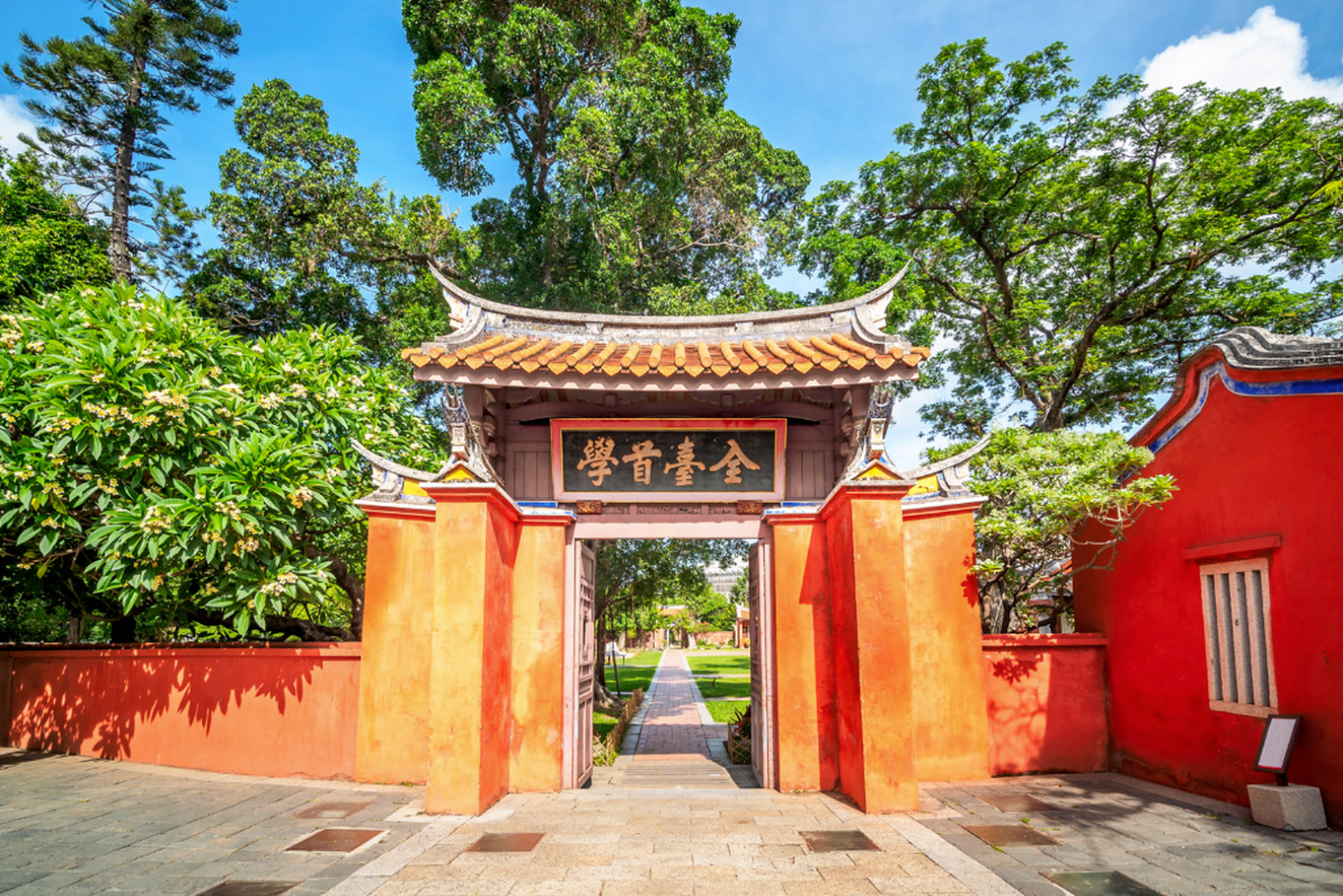 Tainan Discovery: Chimei Museum, Confucian Temple, Historic Gems & Beautiful sunset
