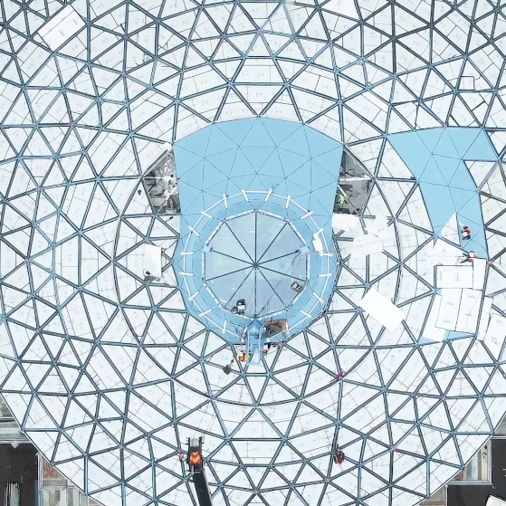 Icon Extra: Aquadome