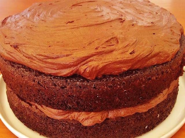 Bolo de Chocolate com Cobertura de Brigadeiro (ou Buttercream)