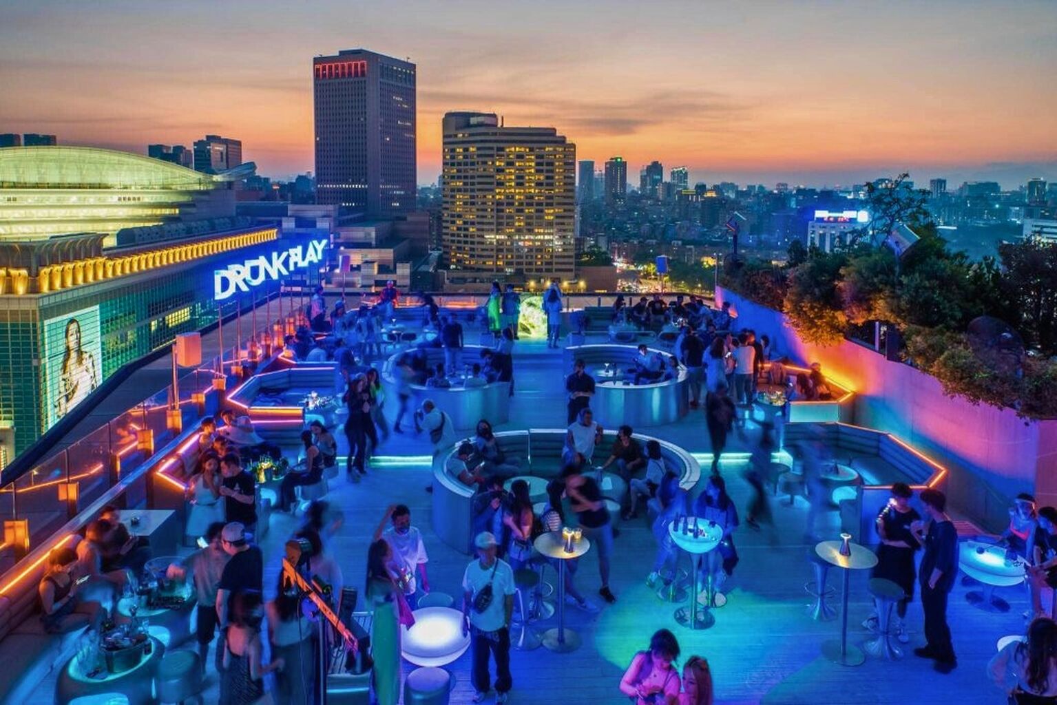 Taipei After Dark: Iconic Night Market & Chic Bar Hopping Experience