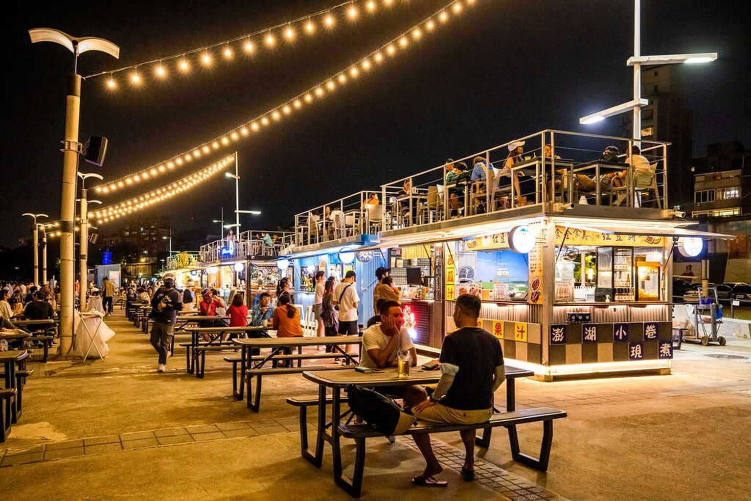 Taipei Twilight Treasures: Ningxia Night Market, Dadaocheng Stroll, Bar Hopping