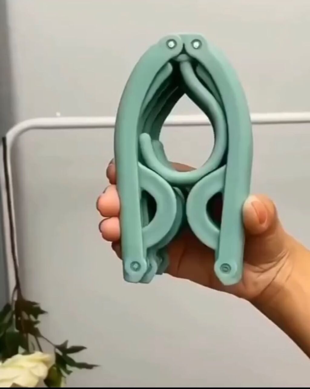 FOLDABLE HANGER