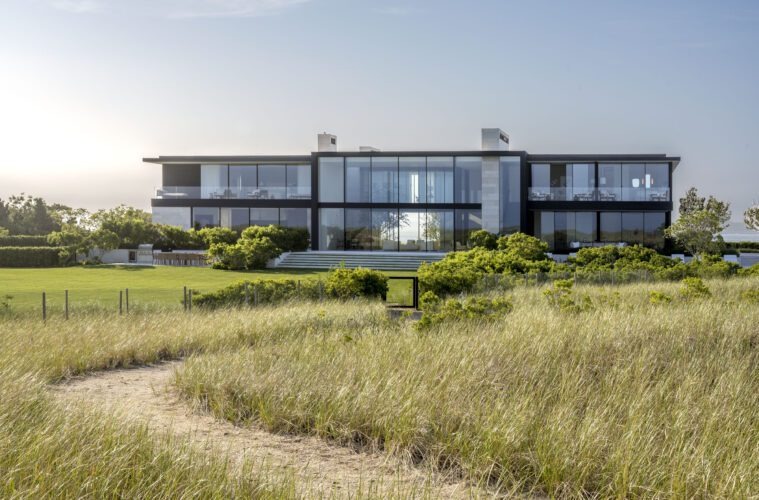 Ocean Home | MODERN LINES AND RESTORATIVE LANDSCAPING MAKE A HAMPTONS HOME SHINE
