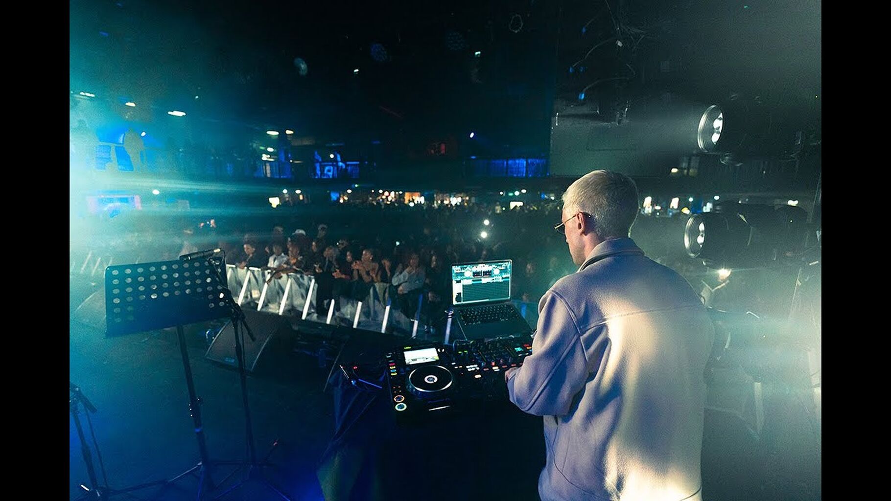 Afrobeats live DJ mix on tour with Adekunle Gold