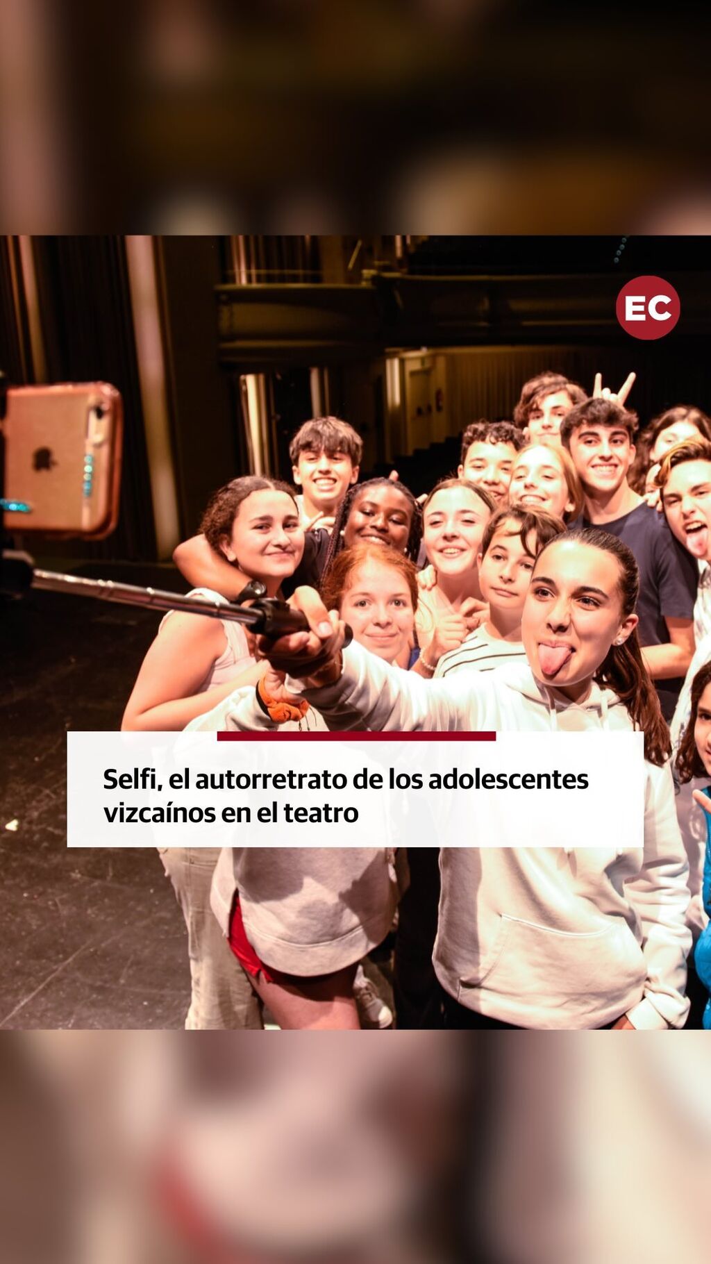 Los adolescentes vizca&iacute;nos se hacen un selfi en el teatro