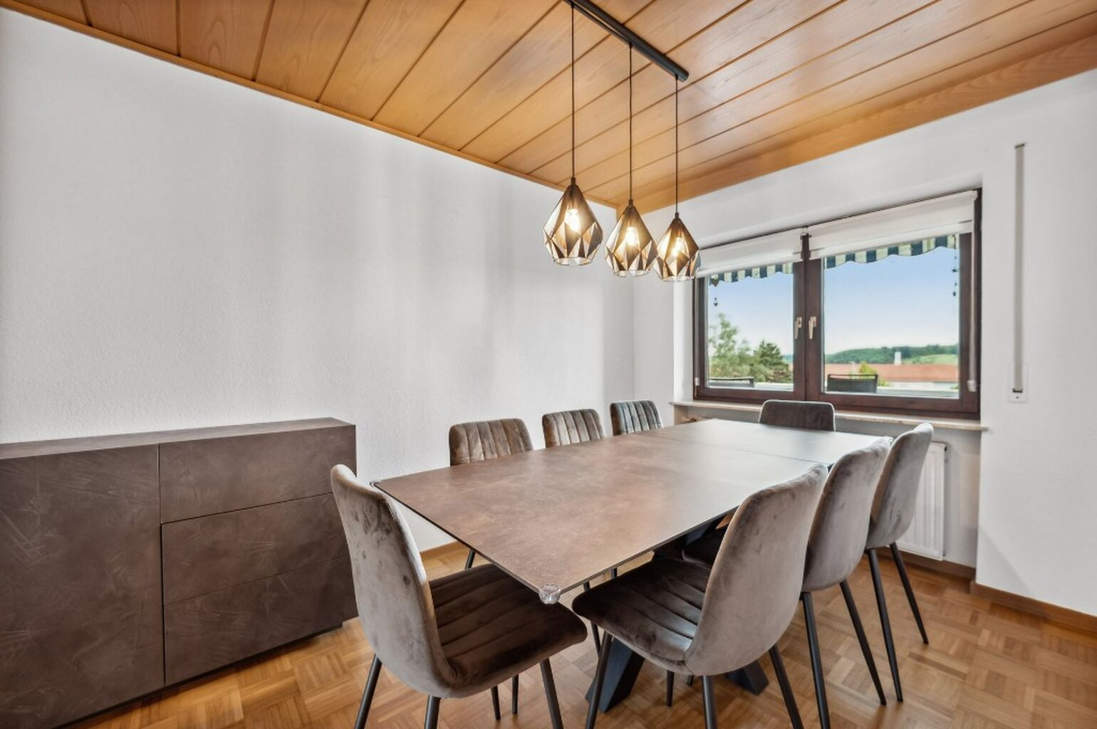 ZU VERKAUFEN: GRO&szlig;Z&Uuml;GIGE 4-ZIMMER-WOHNUNG MIT GARAGE UND ZWEI BALKONEN IN HERBRECHTINGEN