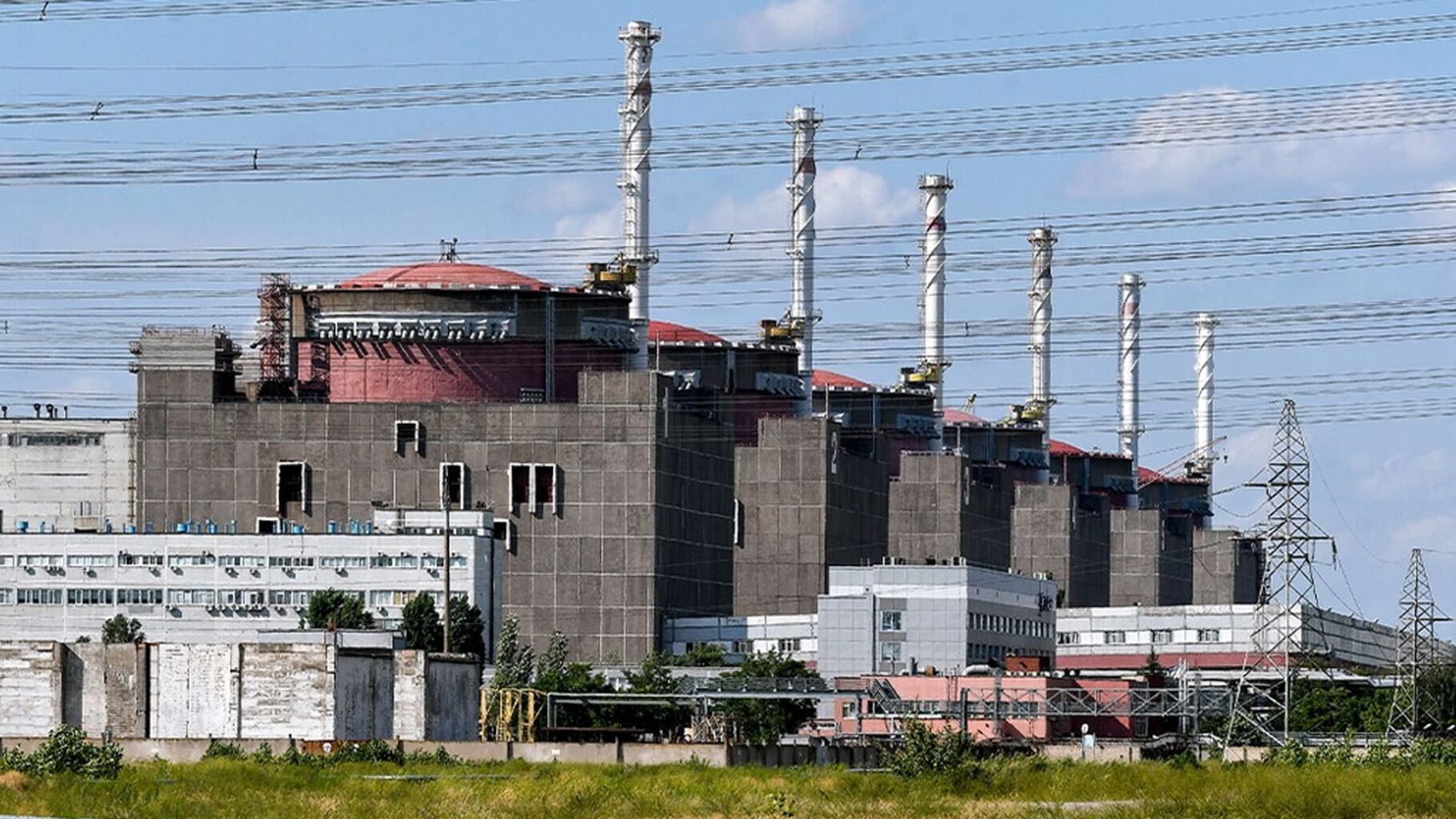 Pož&aacute;r v Z&aacute;porožsk&eacute; jadern&eacute; elektr&aacute;rně, stoup&aacute; hust&yacute; d&yacute;m. Zelenskyj vin&iacute; Rusy, informoval o stavu radiace