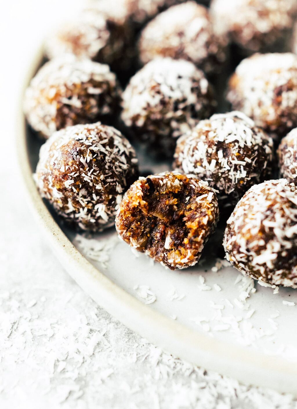 Apricot Fig Bliss Balls {Energy Bites Recipe} I Cotter Crunch