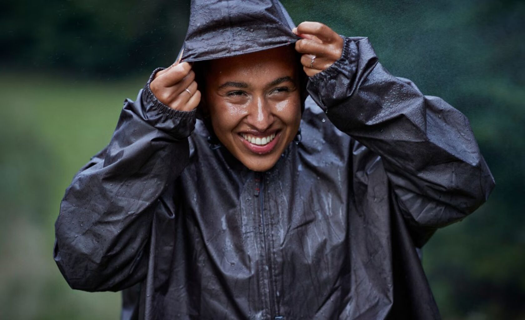 Run, don&rsquo;t walk: deze goedkope regenjas met teddyvoering is een must-have voor de herfst