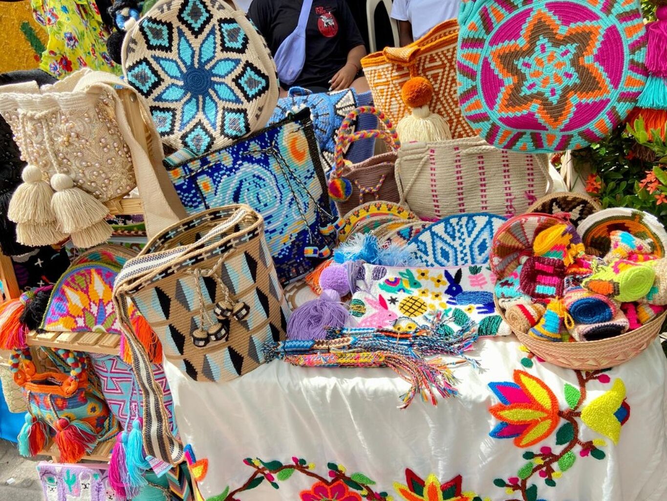 SANDALIAS, CARTERAS, ACCESORIO Y SOMBREROS 