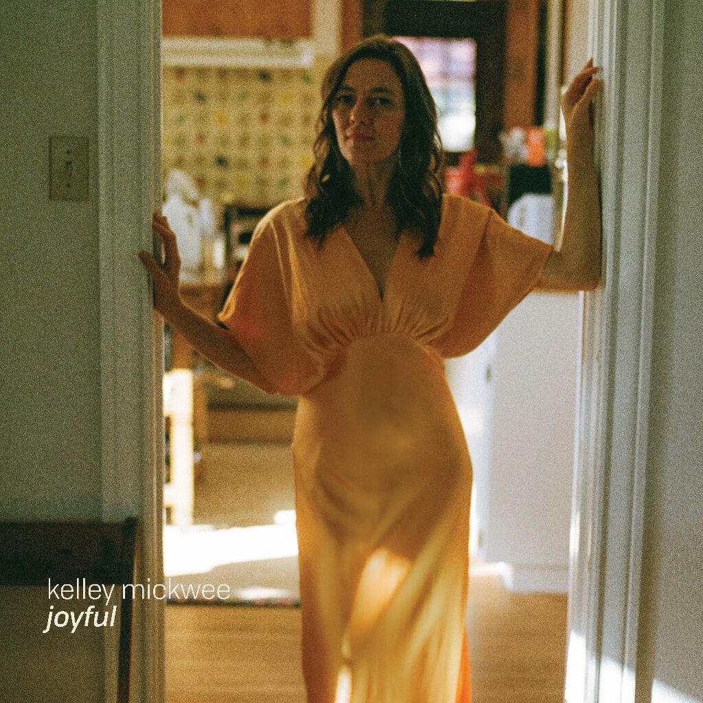 Exclusive: Kelley Mickwee Premieres Performance Video for 'Joyful' From New Album