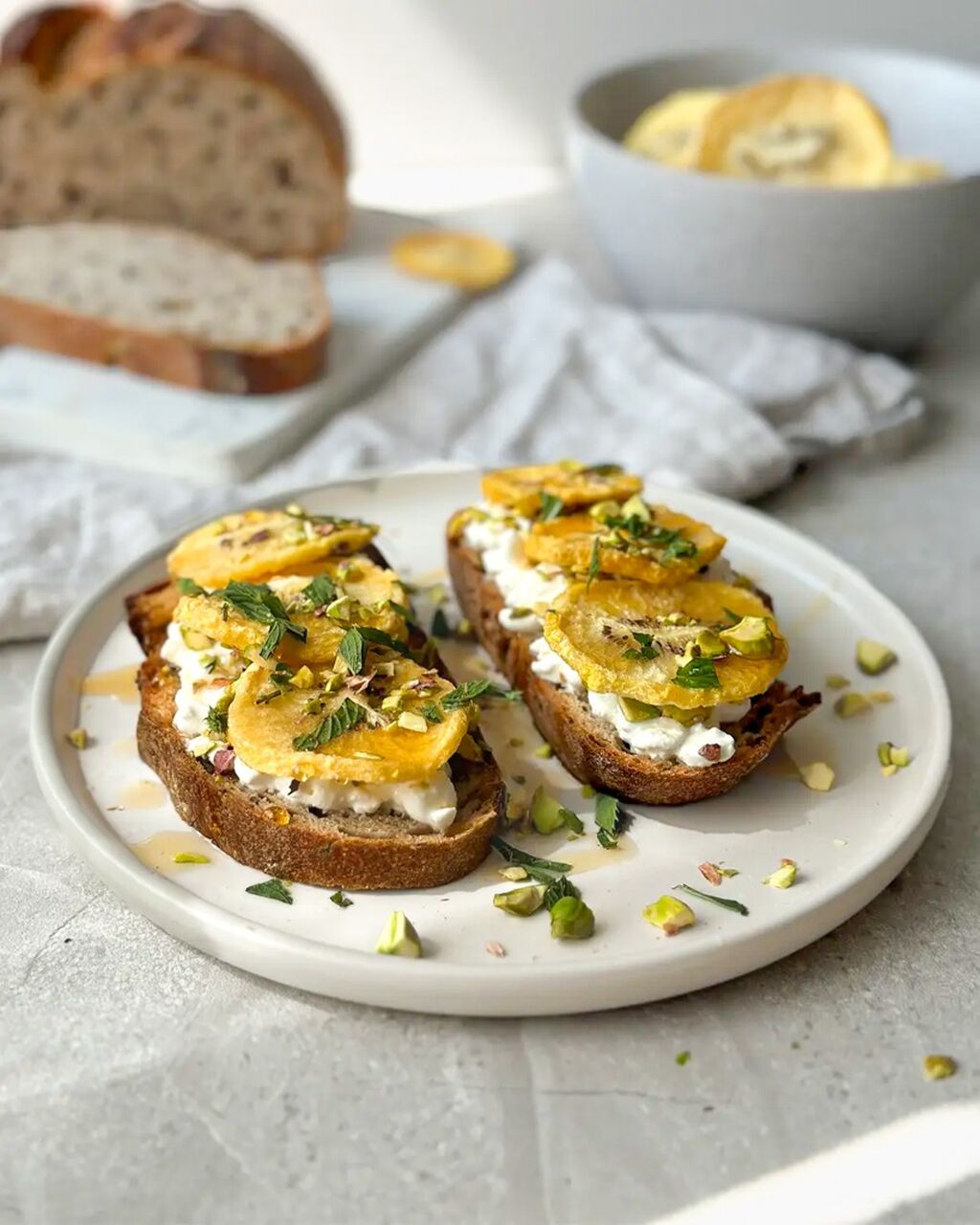 Toast so syrom a zlat&yacute;m kivi