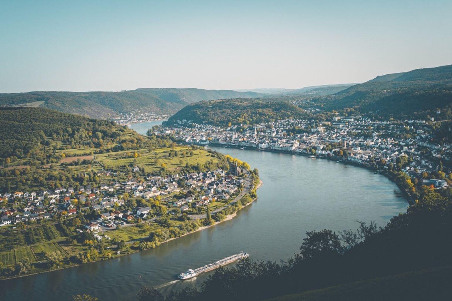 Rhine River Adventure: Day Trip from Frankfurt to Wiesbaden, Mainz