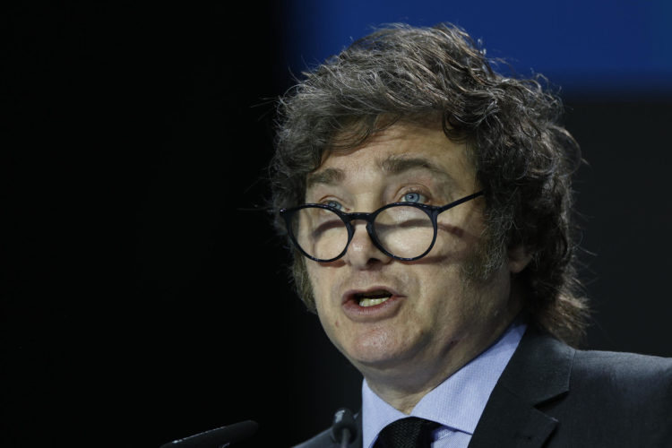 Milei pospone levantamiento del cepo cambiario en Argentina