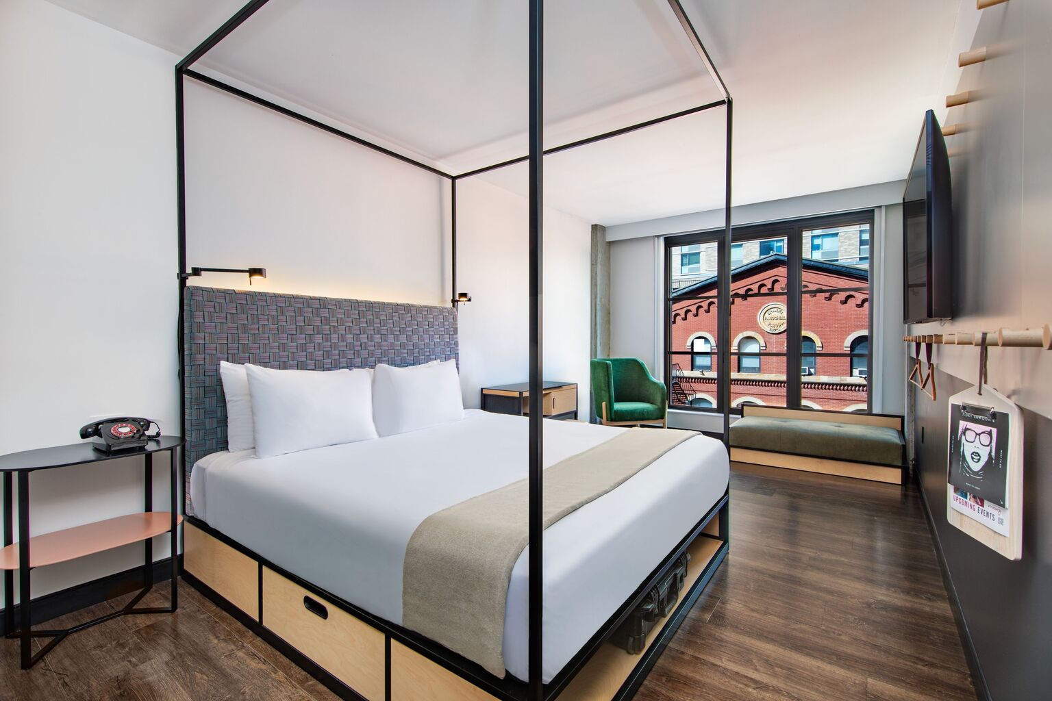Cocktails & Views &ndash; Up to 15% Off Executive King Rooms + 2 Free Cocktails!
