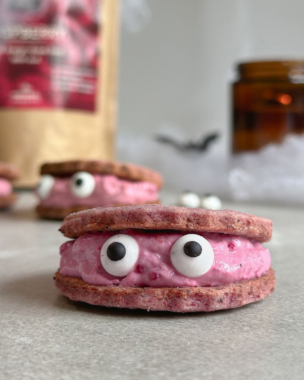 Halloweenske malinov&eacute; keks&iacute;ky