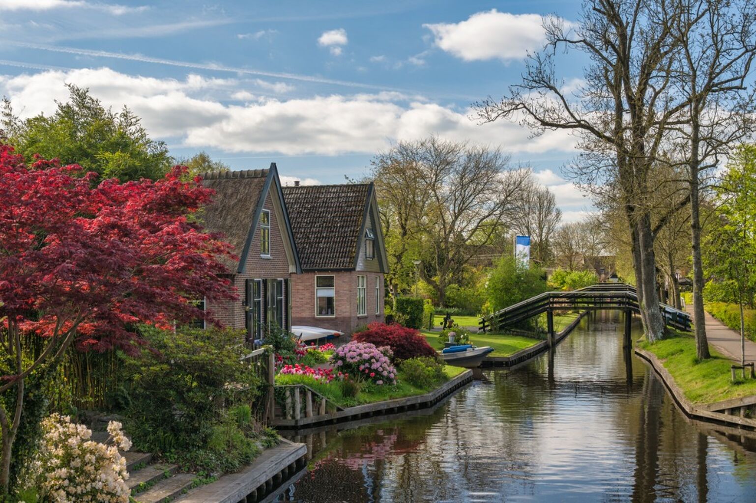 Uncover the Magic of Giethoorn: Scenic Day Trip from Amsterdam