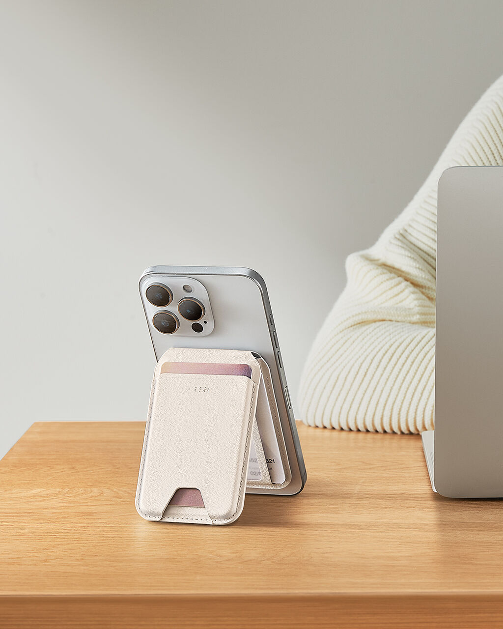 Aura Wallet Stand