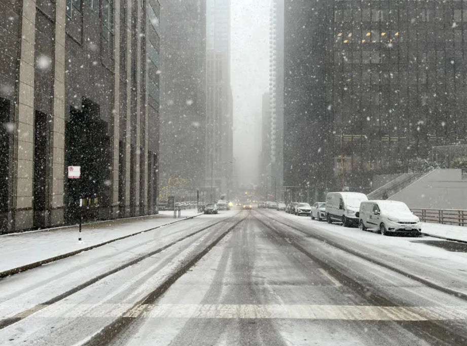 Season&rsquo;s first snow falls in Chicago area; How much did we get?