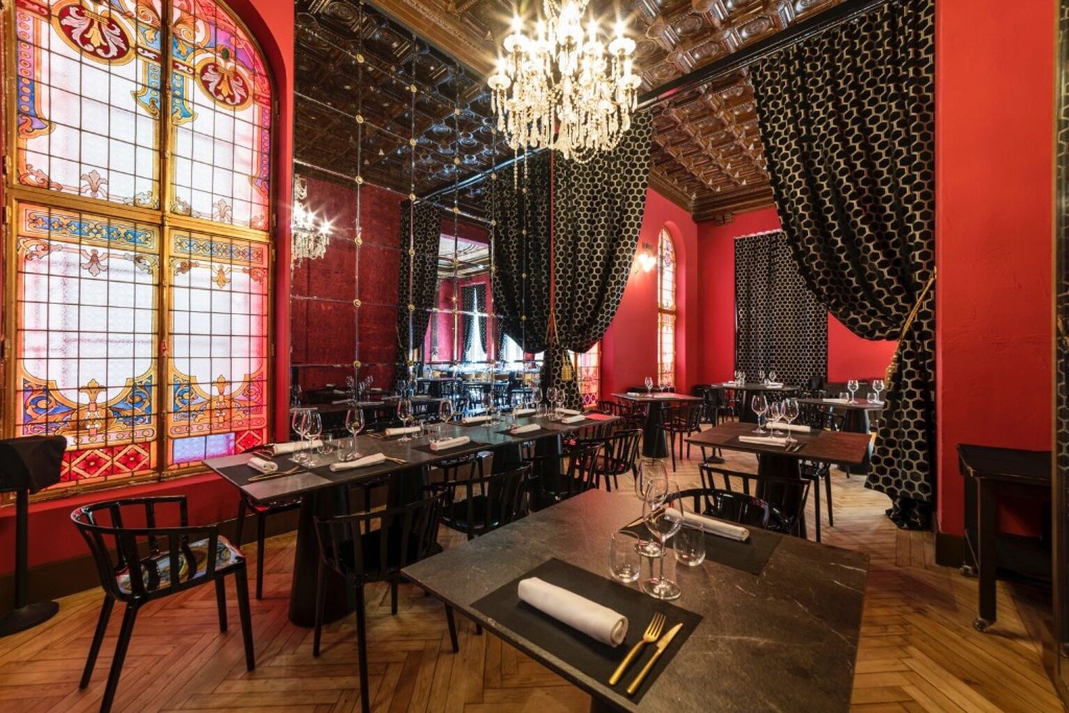 La Embajada: Un palacete renacentista que fusiona cocina nikkei y tradici&oacute;n en Zaragoza