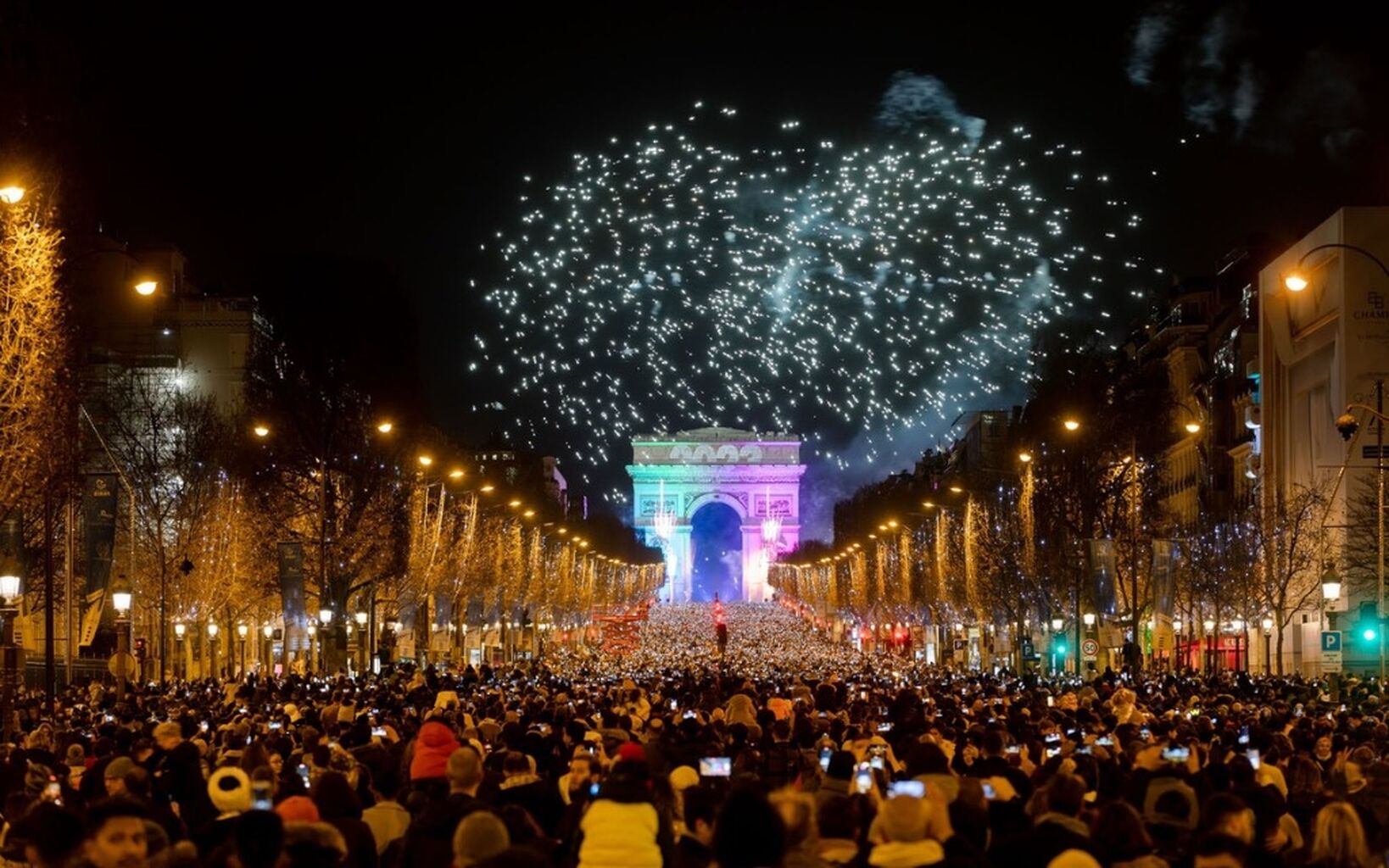 Spectacle gratuit de Nouvel An sur les Champs Elys&eacute;es : danse, musique et feu d'artifice