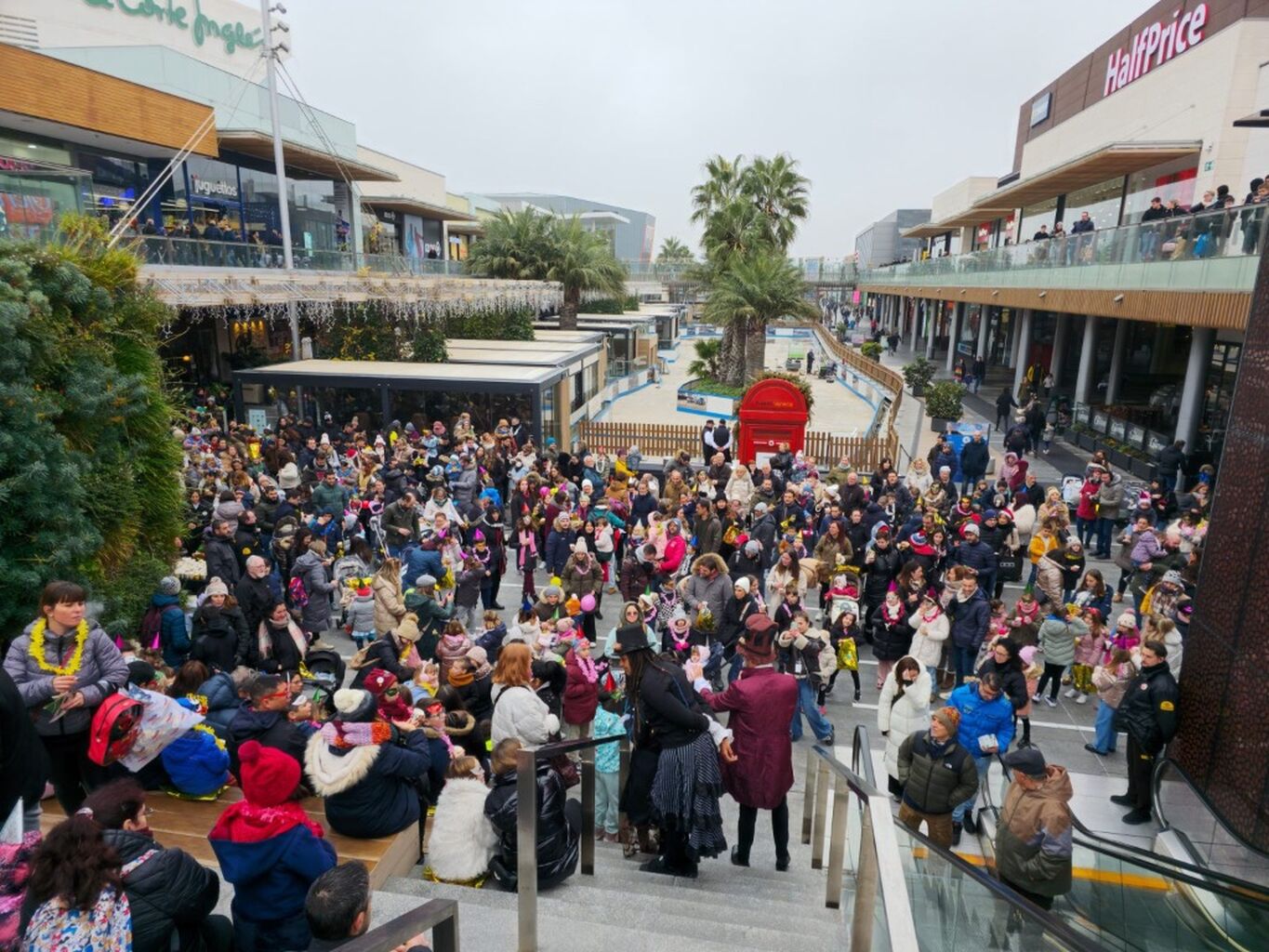 Ma&ntilde;anavieja: Puerto Venecia ha dado hoy la bienvenida al 2025 con una pre-nochevieja infantil