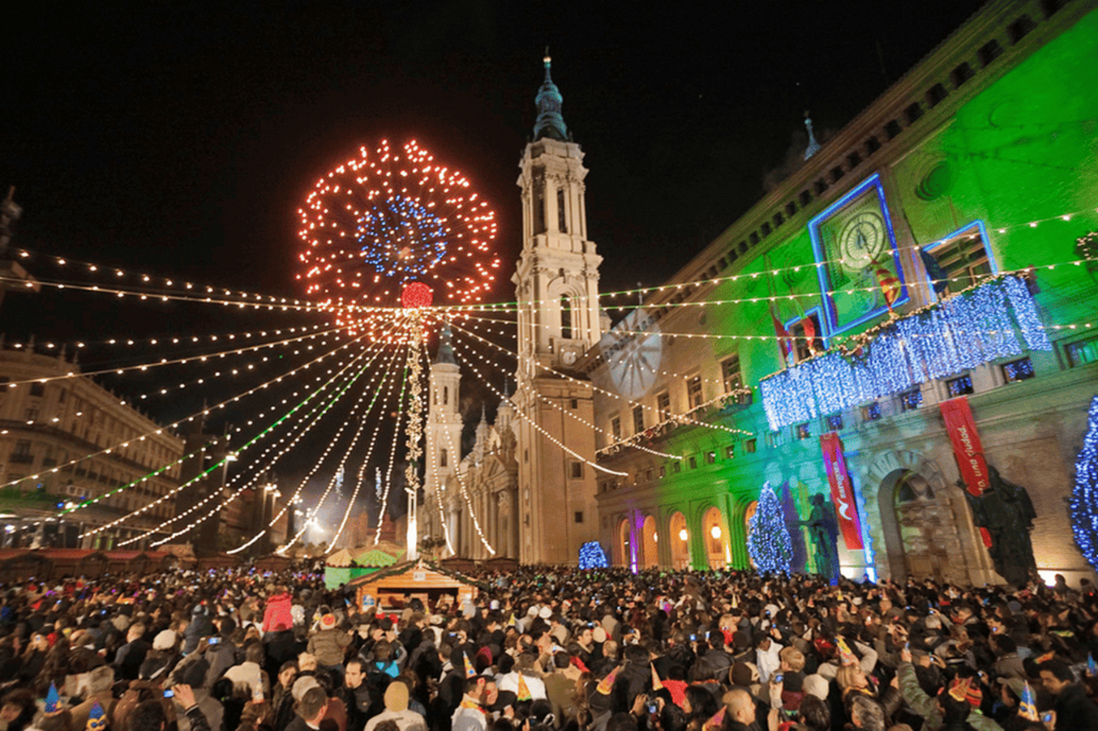 El cotill&oacute;n de Nochevieja regresa a la plaza del Pilar con el tradicional reparto de uvas y una espectacular banda sonora