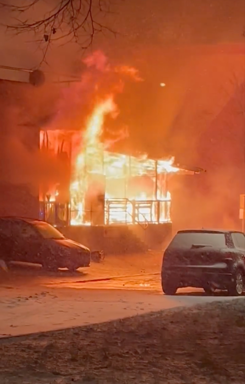 Trag&eacute;die v Mostě: Nejm&eacute;ně &scaron;est mrtv&yacute;ch po explozi a pož&aacute;ru v hospodě, dal&scaron;&iacute; bojuj&iacute; o život