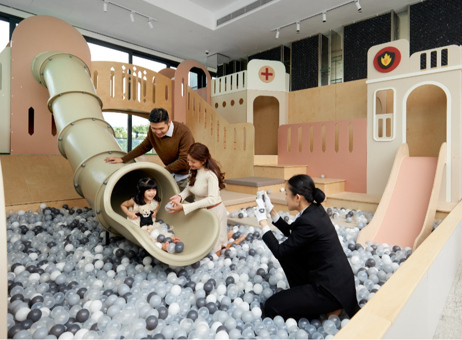 ST. REGIS KIDS CLUB E-BROCHURE