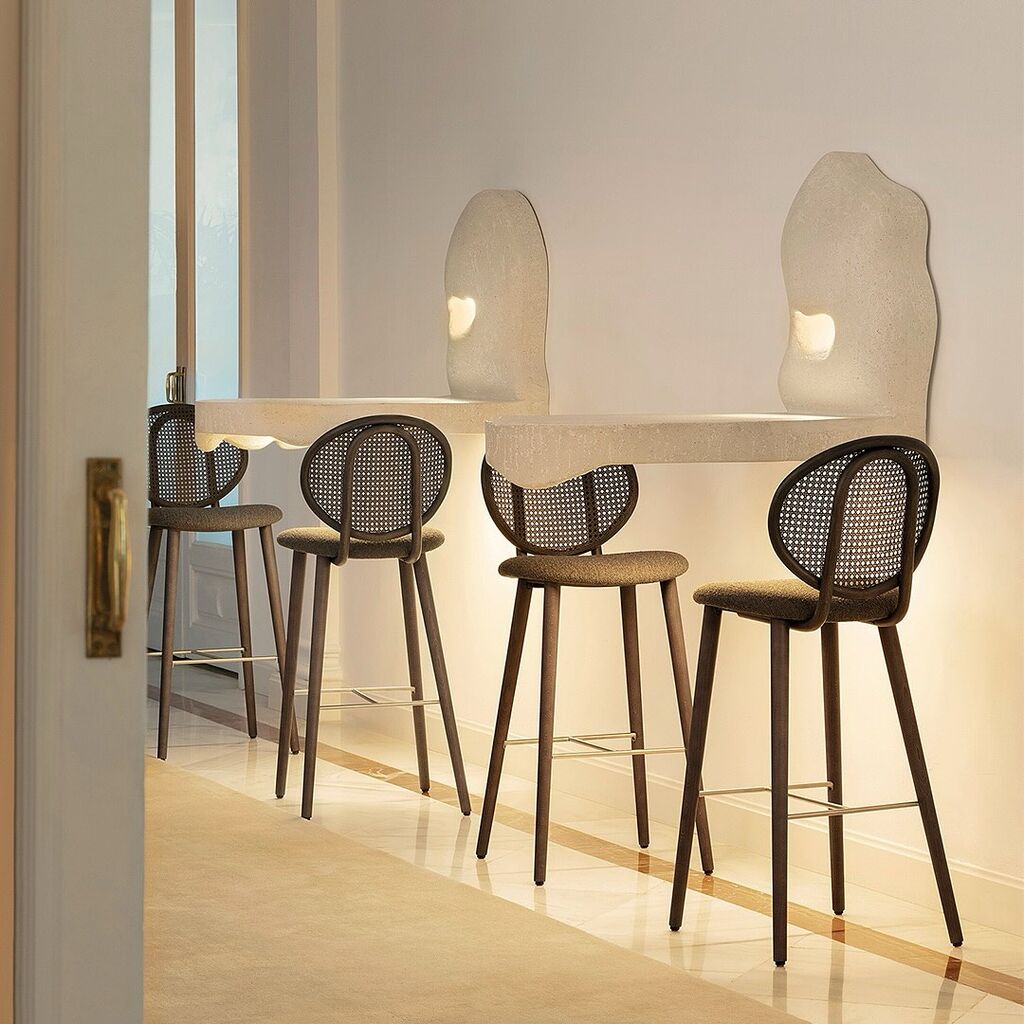 Let yourself be captivated by the simplicity and beauty of the Loop stool ✨