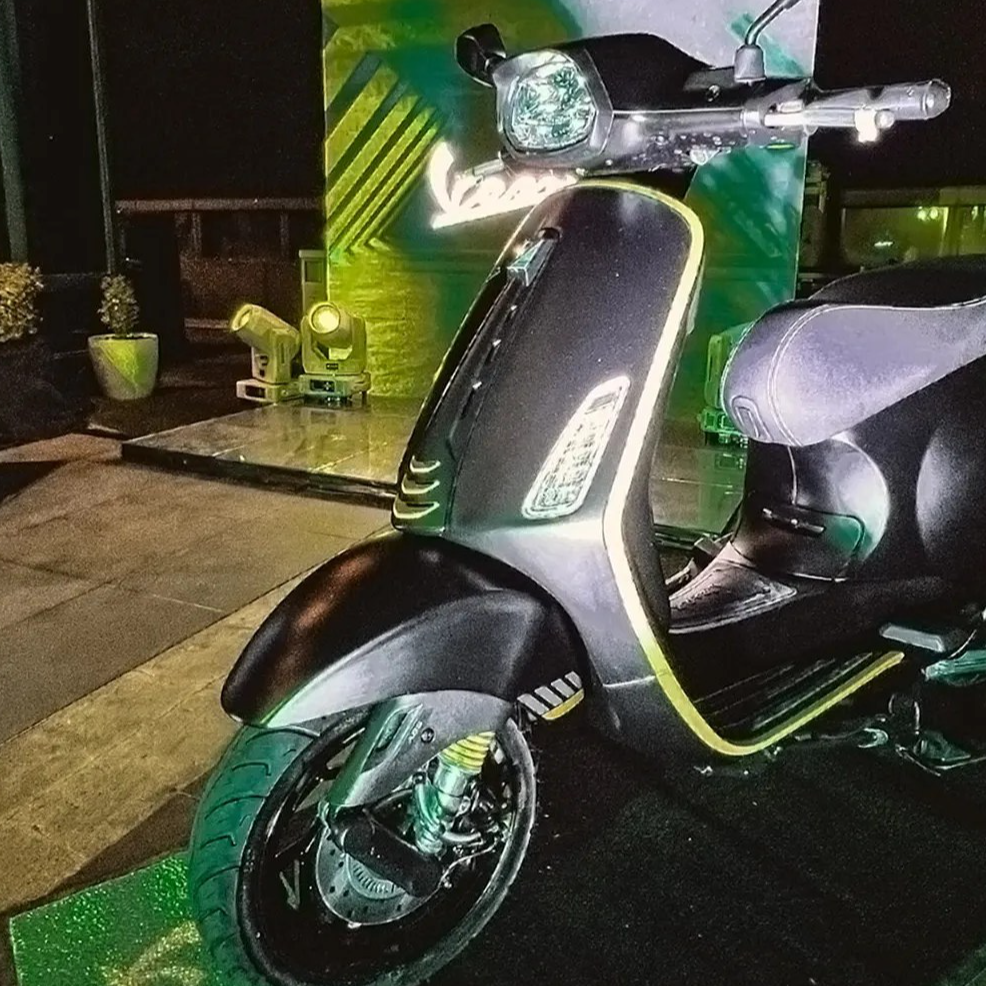 Vespa Sprint Tech 150 i-Get ABS has keyless ignition and 5-inch TFT dash for P275,000.