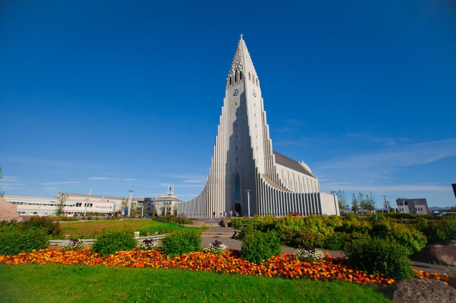 Discover Reykjav&iacute;k: A Guided Walking of Landmarks with Free eSim