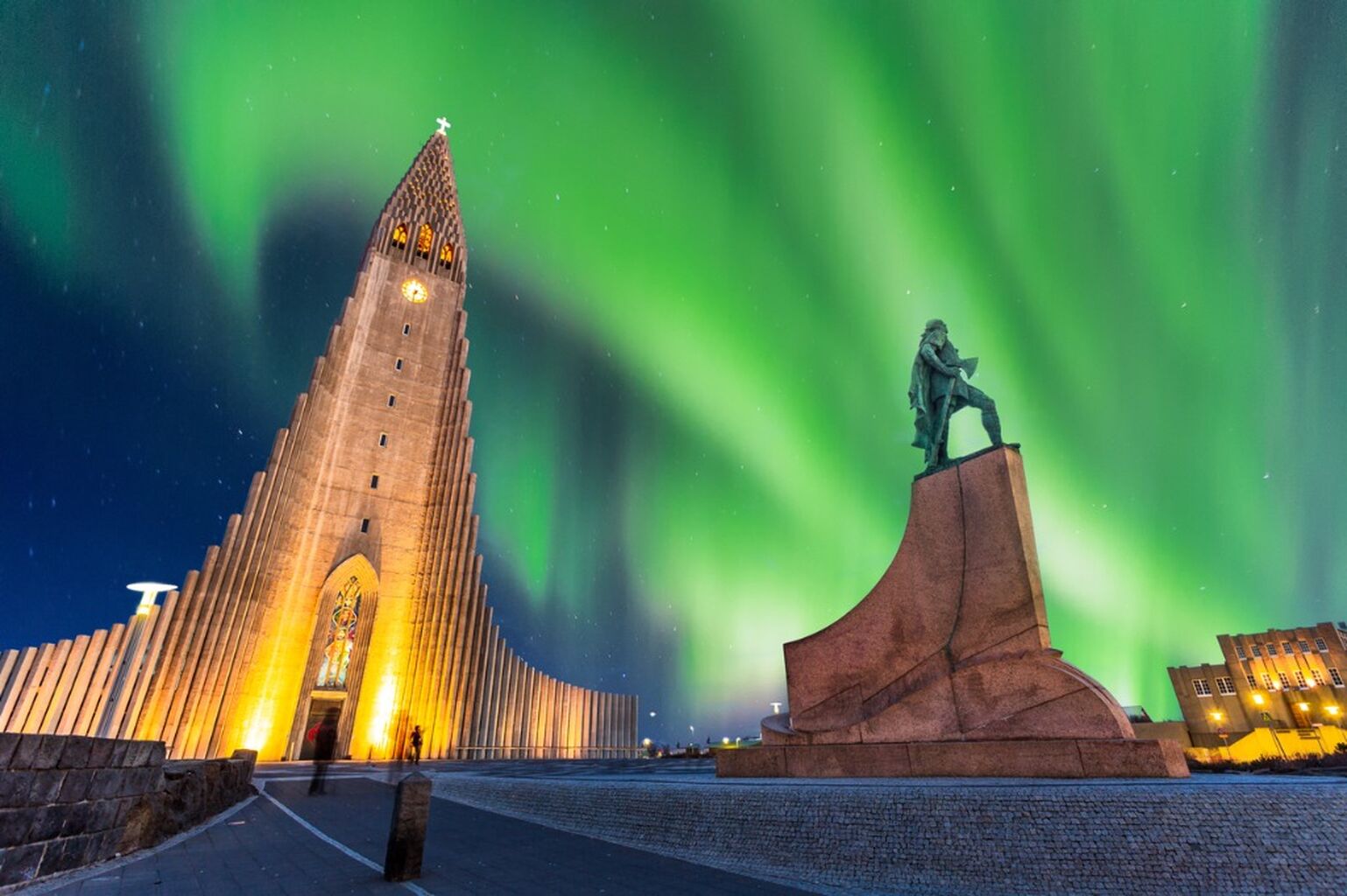 Reykjav&iacute;k Northern Lights Hunting Bus Tour with Free eSim