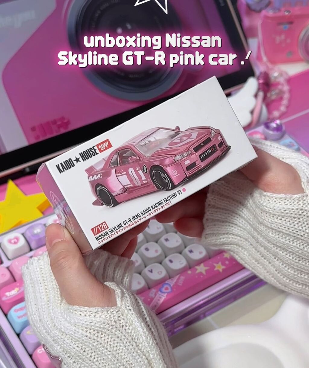 mini GT pink nissan skyline 