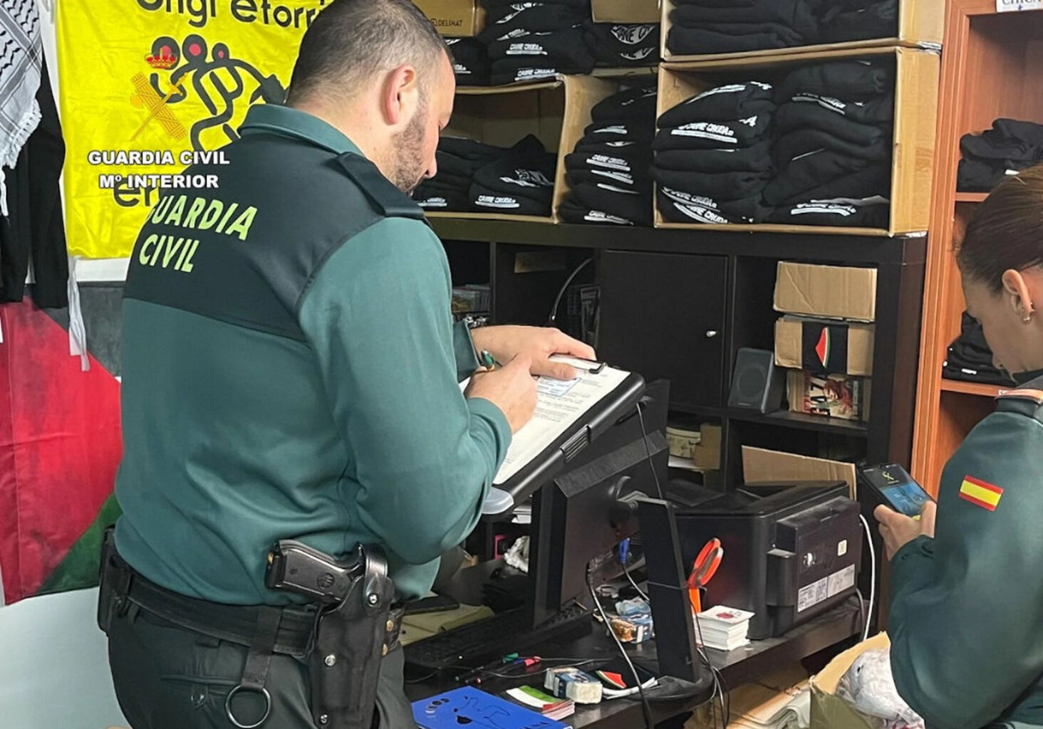 Guard&iacute;a Civil vs La Tienda Comprometida