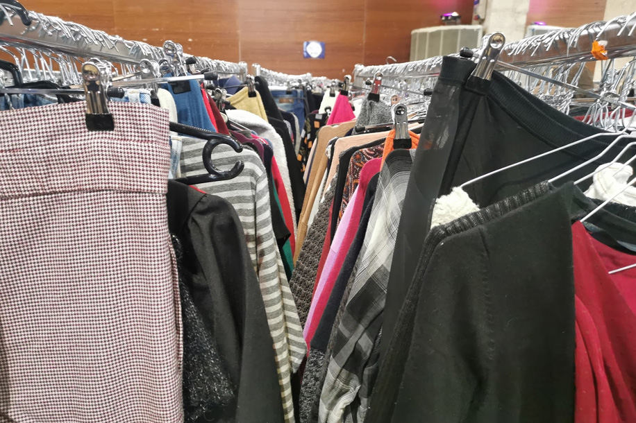 Vente Emma&uuml;s de v&ecirc;tements, accessoires, livres, CD, DVD et Vinyles pour 12 &euro; kilo