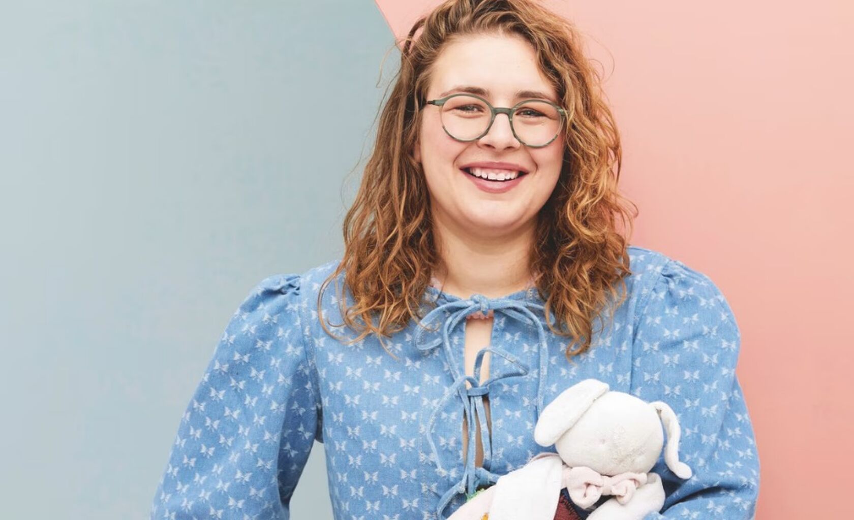 Eza (31) en haar knuffel zijn onafscheidelijk: &lsquo;Zelfs als ik een date mee naar huis neem, slaap ik met Konnie&rsquo;