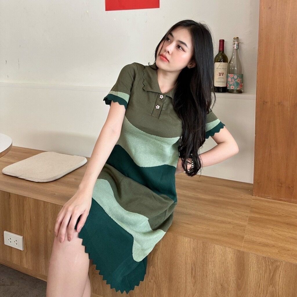 เดรสไหมพรม คอปกโปโล กระดุมดอกไม้ แบร์น SPINNY HOUSE
