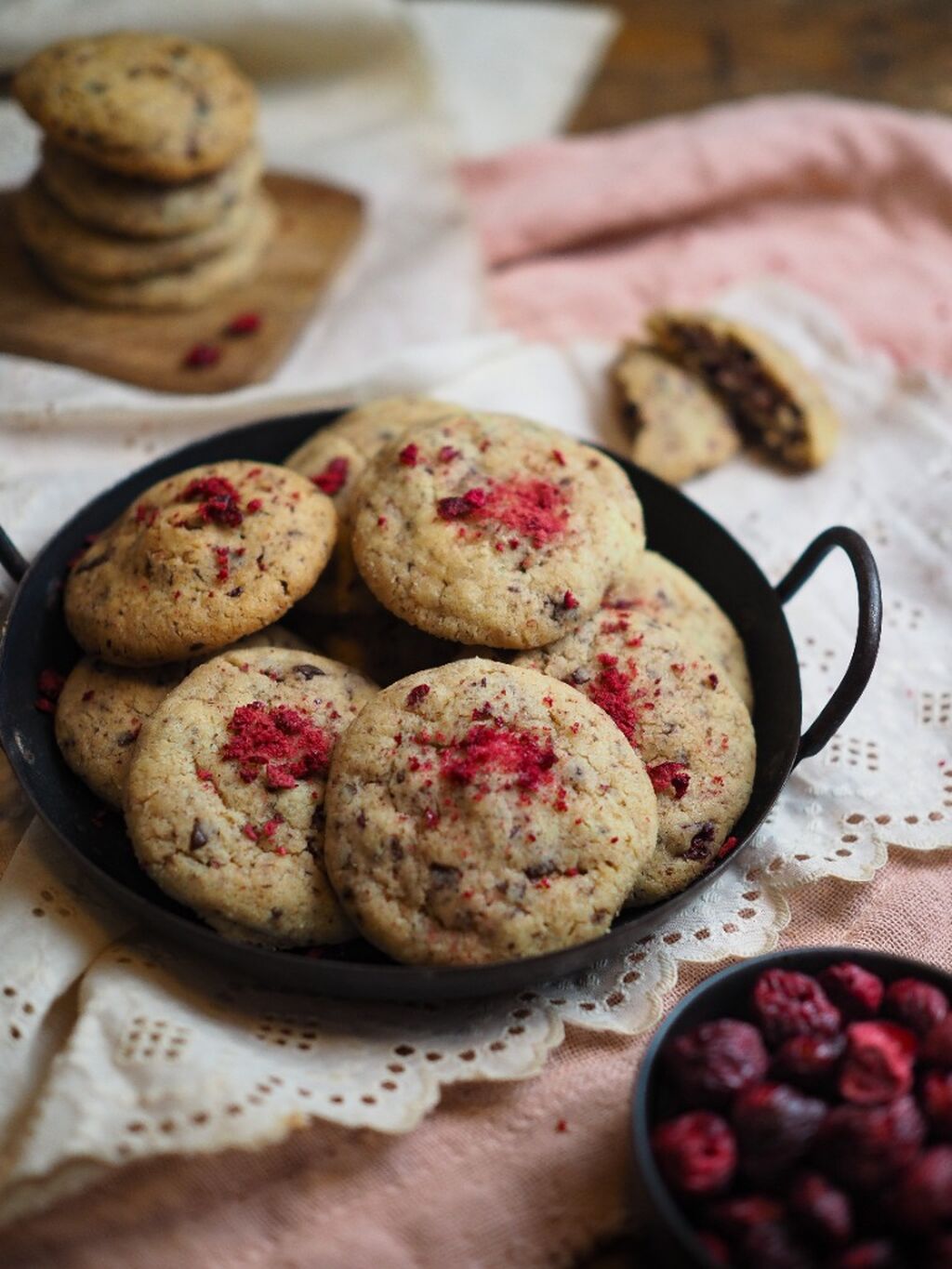Cookies s čokol&aacute;dou a vi&scaron;ňami