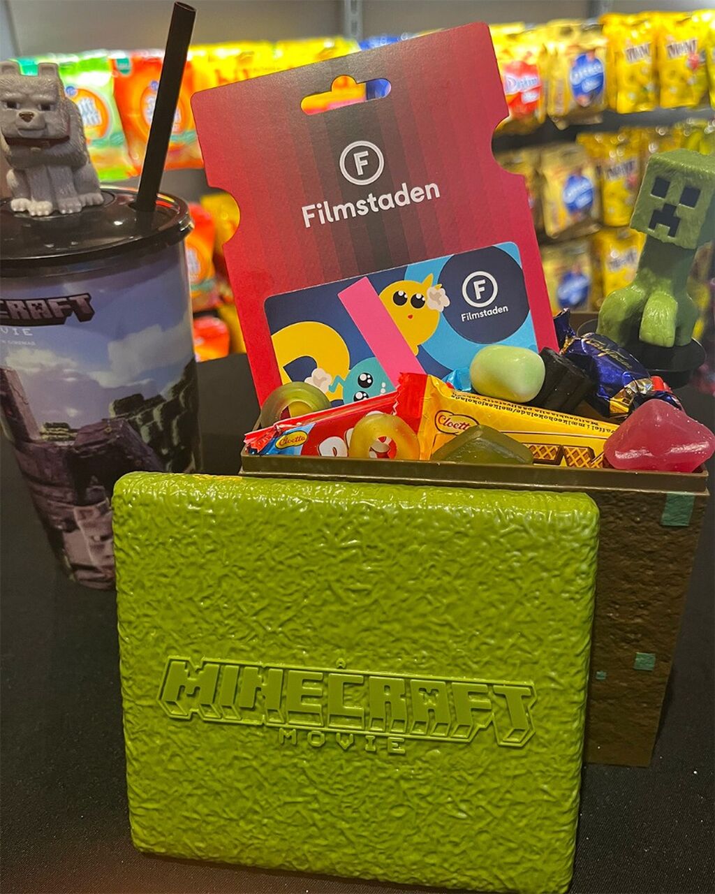 K&ouml;p presentkort p&aring; Filmstaden - T&auml;vla om Minecraft-box med godis