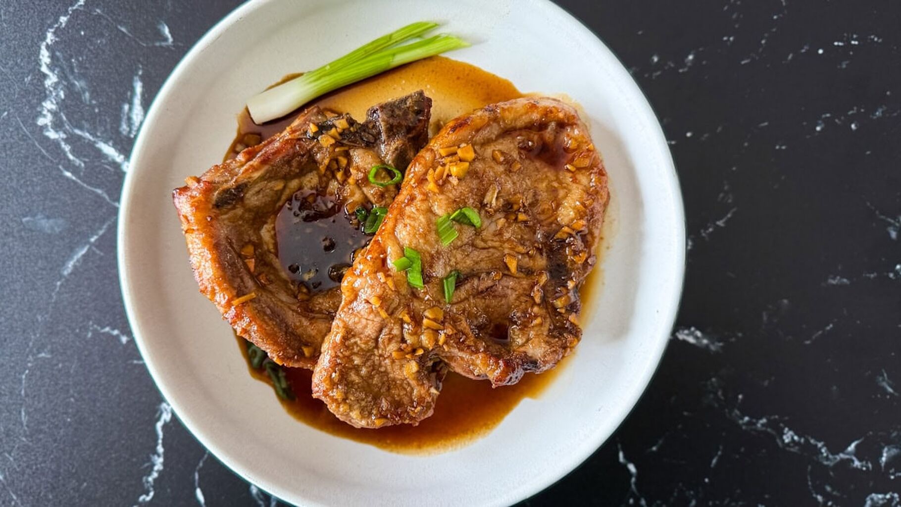 C&ocirc;telettes de porc air fryer, sauce sucr&eacute;e &agrave; l'ail (style spare ribs) 