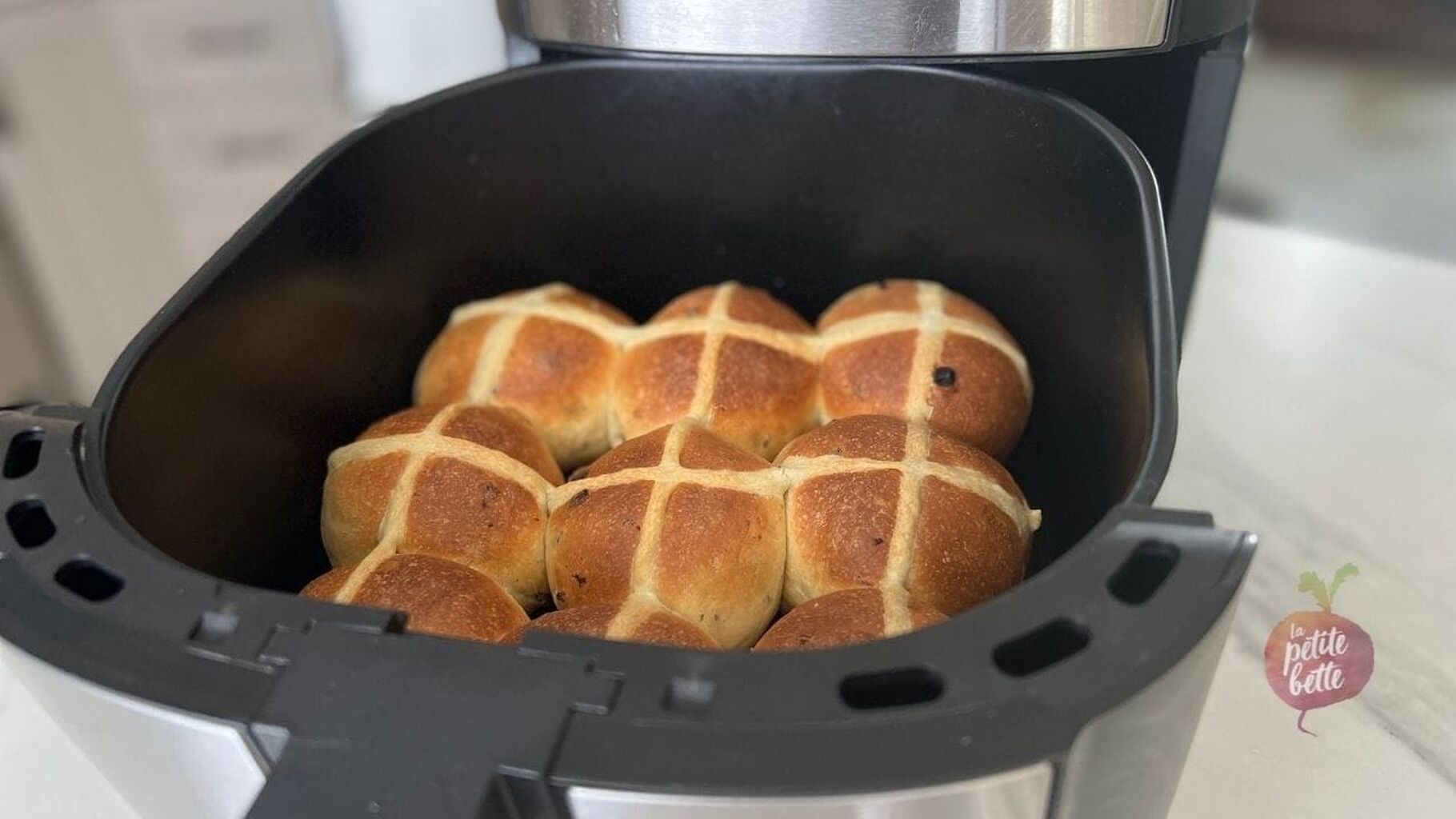 Brioches de car&ecirc;me au air fryer - Hot cross buns &bull;
