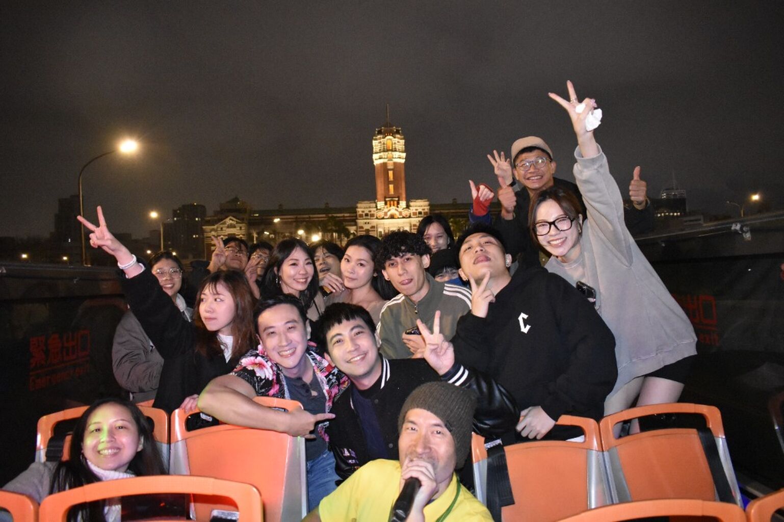 Taipei Night Sightseeing Buzz Tour 🍻